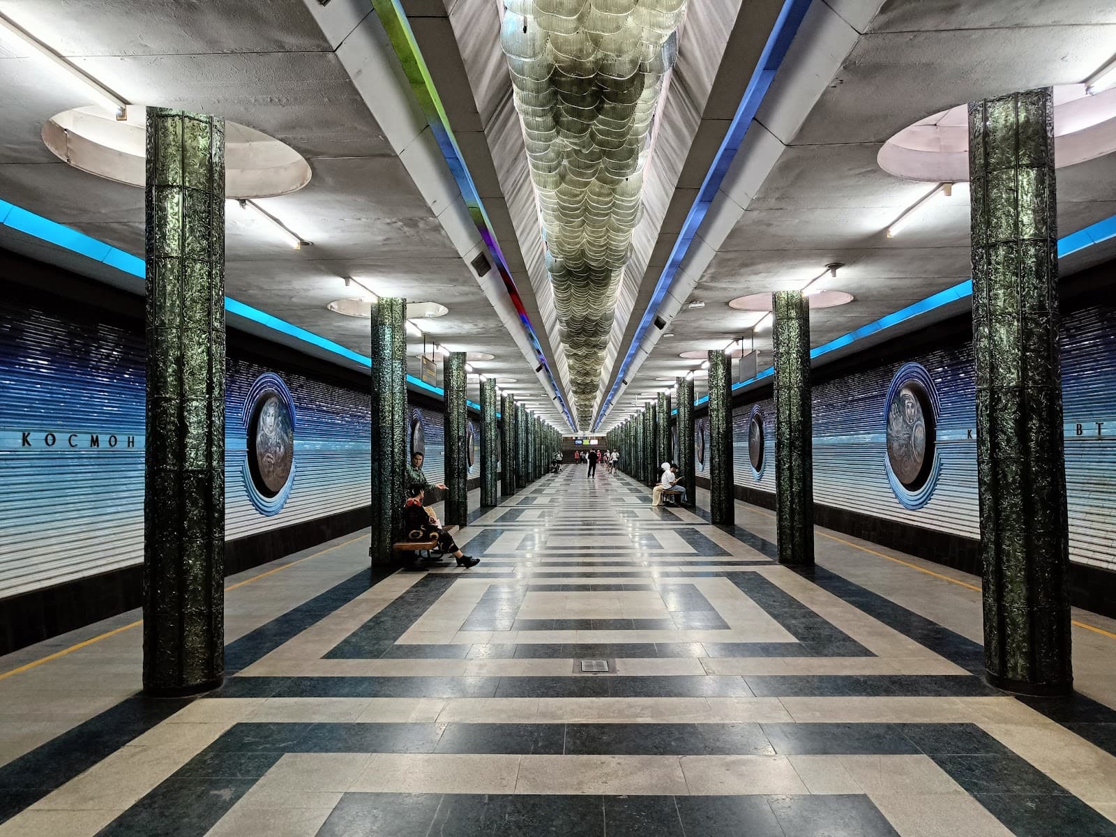 Kosmonavtlar Metro Station - Image 1