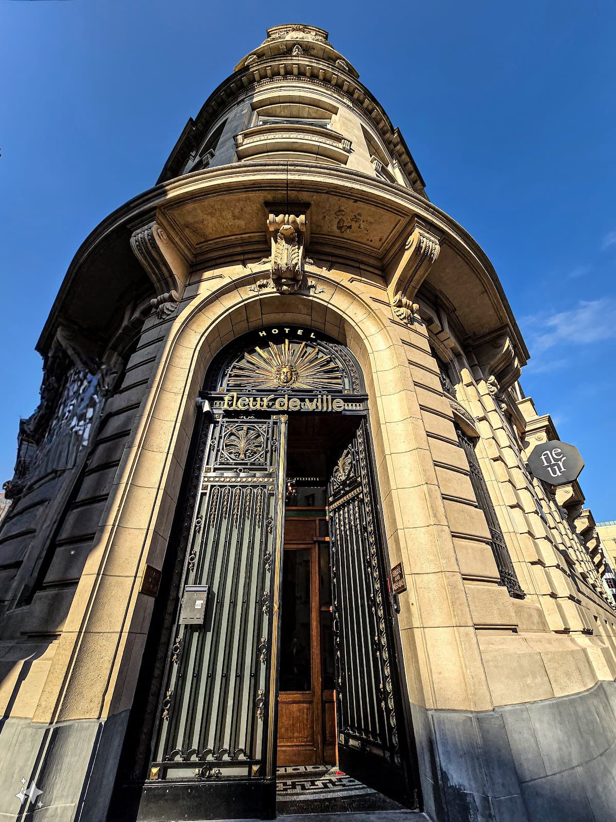 Hotel Fleur de Ville - Image 1