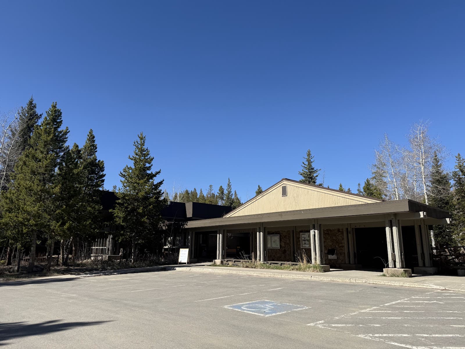 Kawuneeche Visitor Center - Image 1