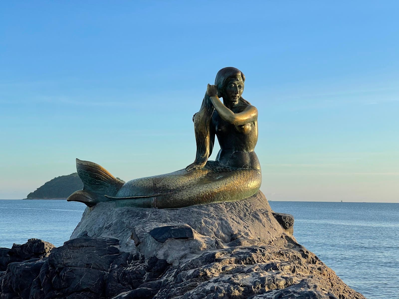 Golden Mermaid Statue - Image 1