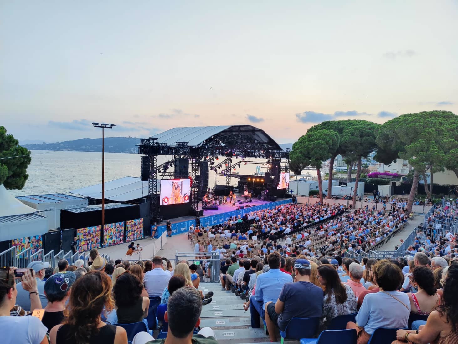 Intimate & Enchanting Atmosphere