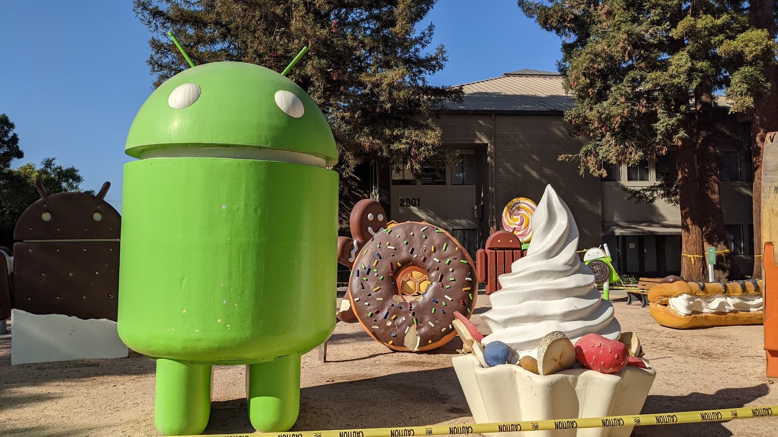 Android Lawn Statues Google - Image 1