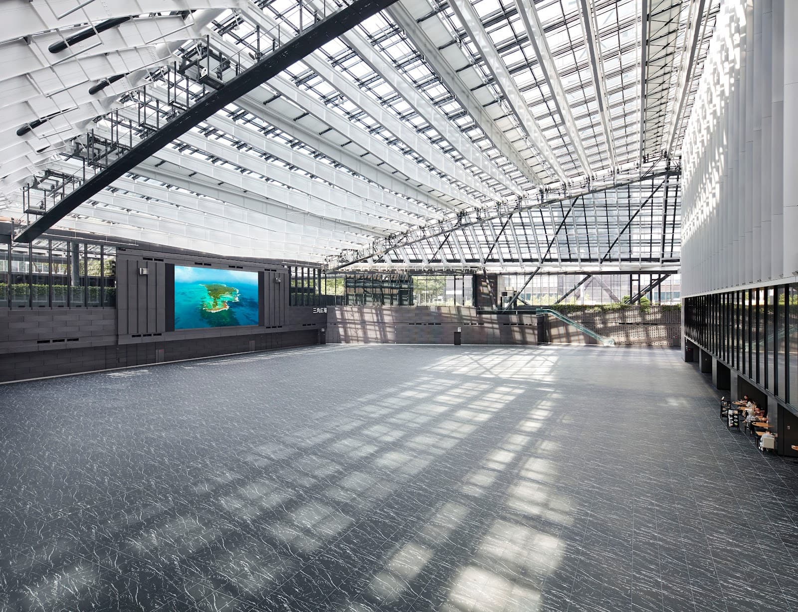 Shinjuku Sumitomo Triangle Building - Image 1