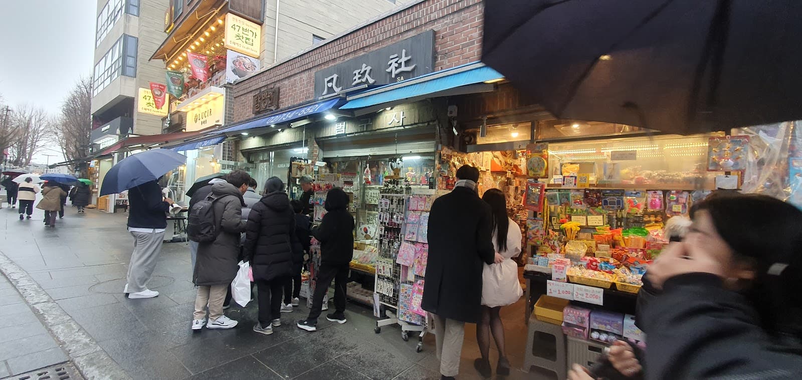 Insadong Mask Vendors - Image 1
