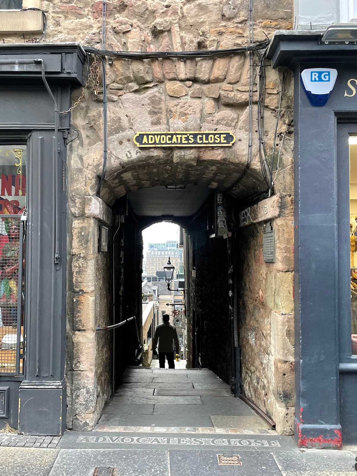 Advocates Close Viewpoint Edinburgh - Image 1