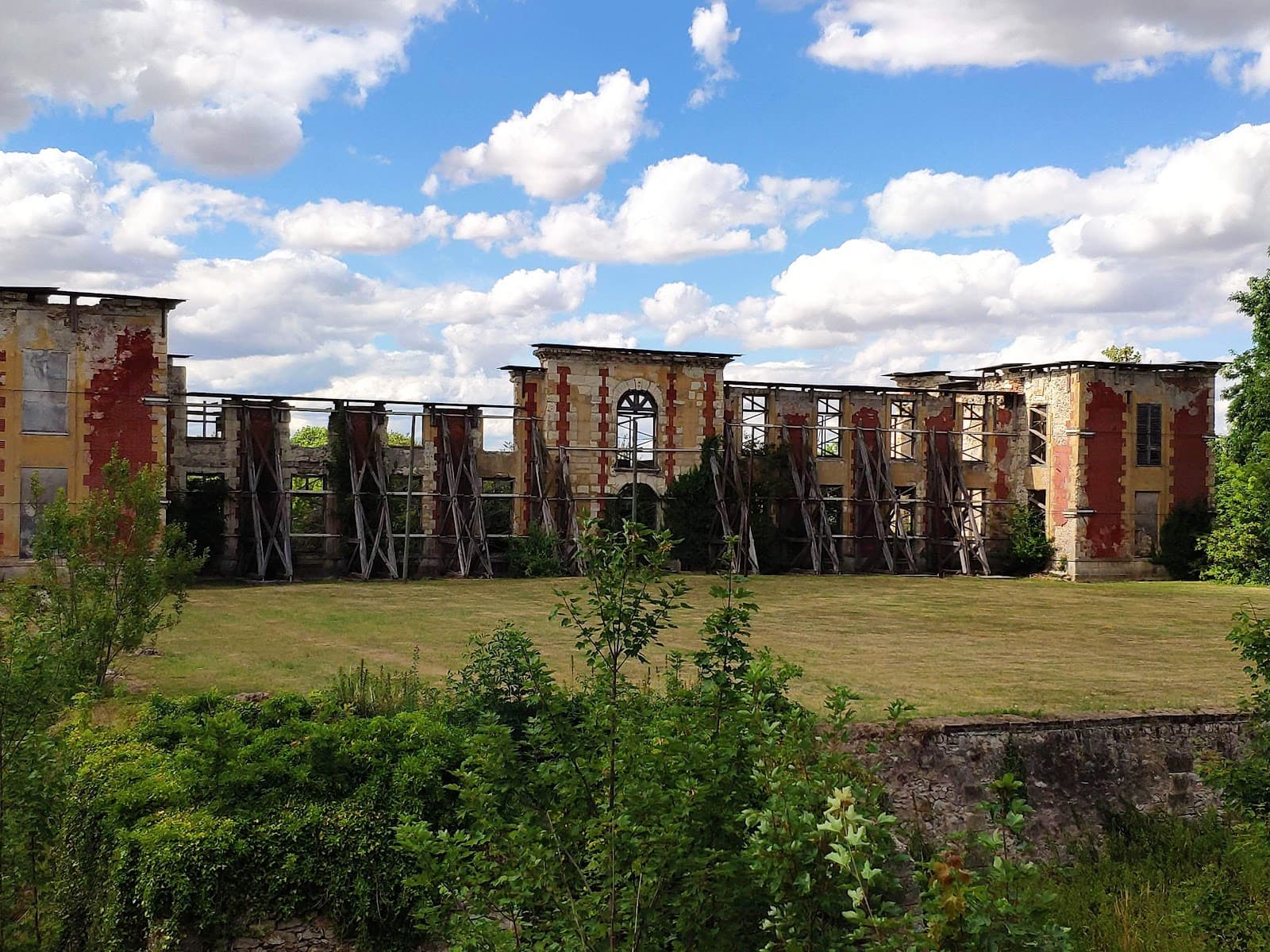 Château de Coupvray Ruins - Image 1