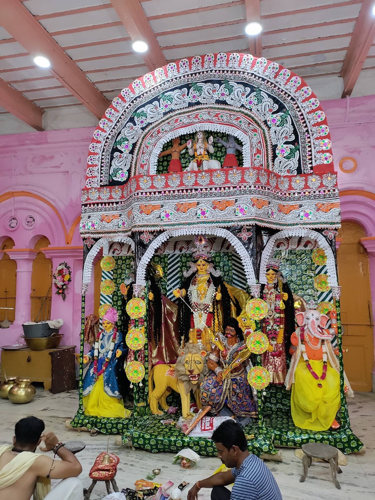 Unique Two-Handed Idol