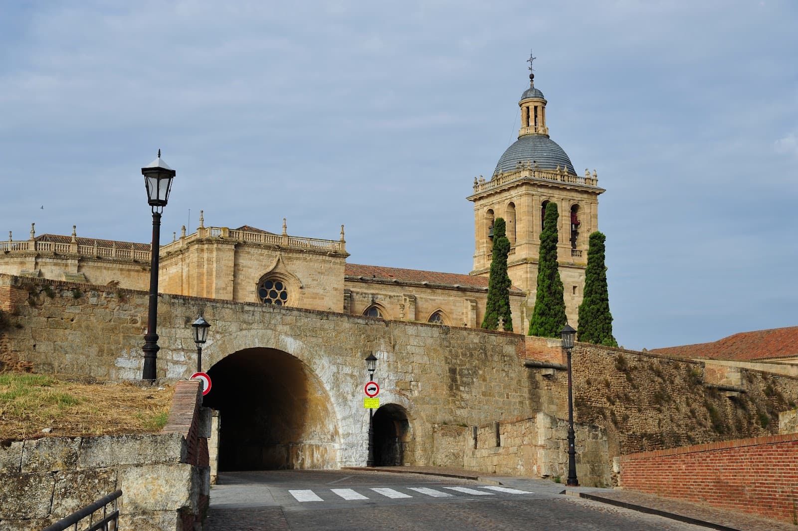 Puerta de Amayuelas - Image 1