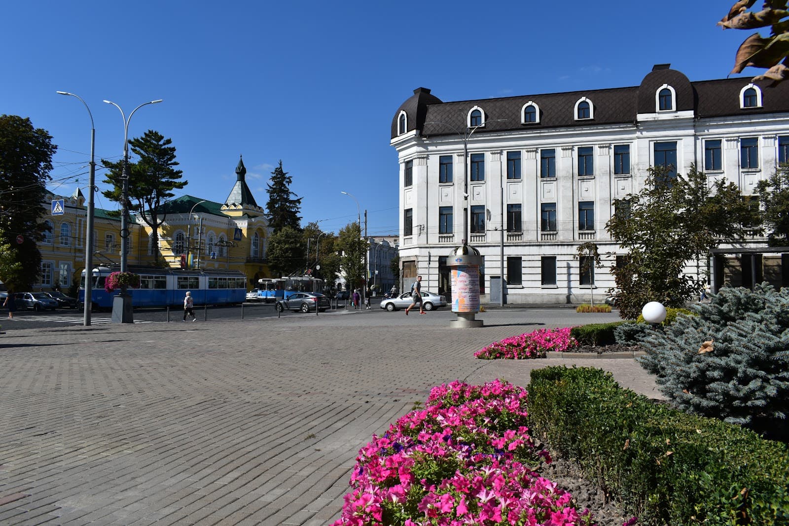 Teatralna Square - Image 1