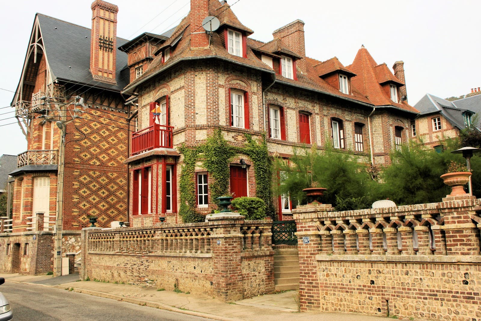 Les Petites Dalles - Image 1