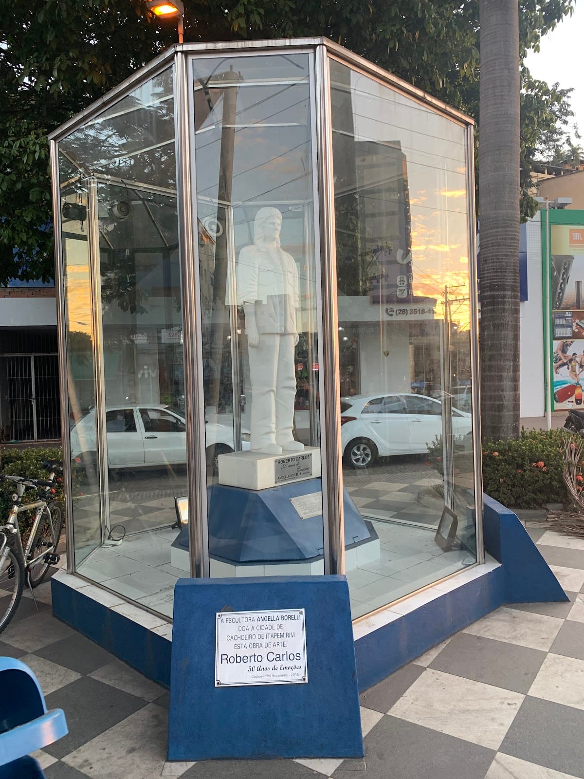 Estátua de Roberto Carlos - Image 1