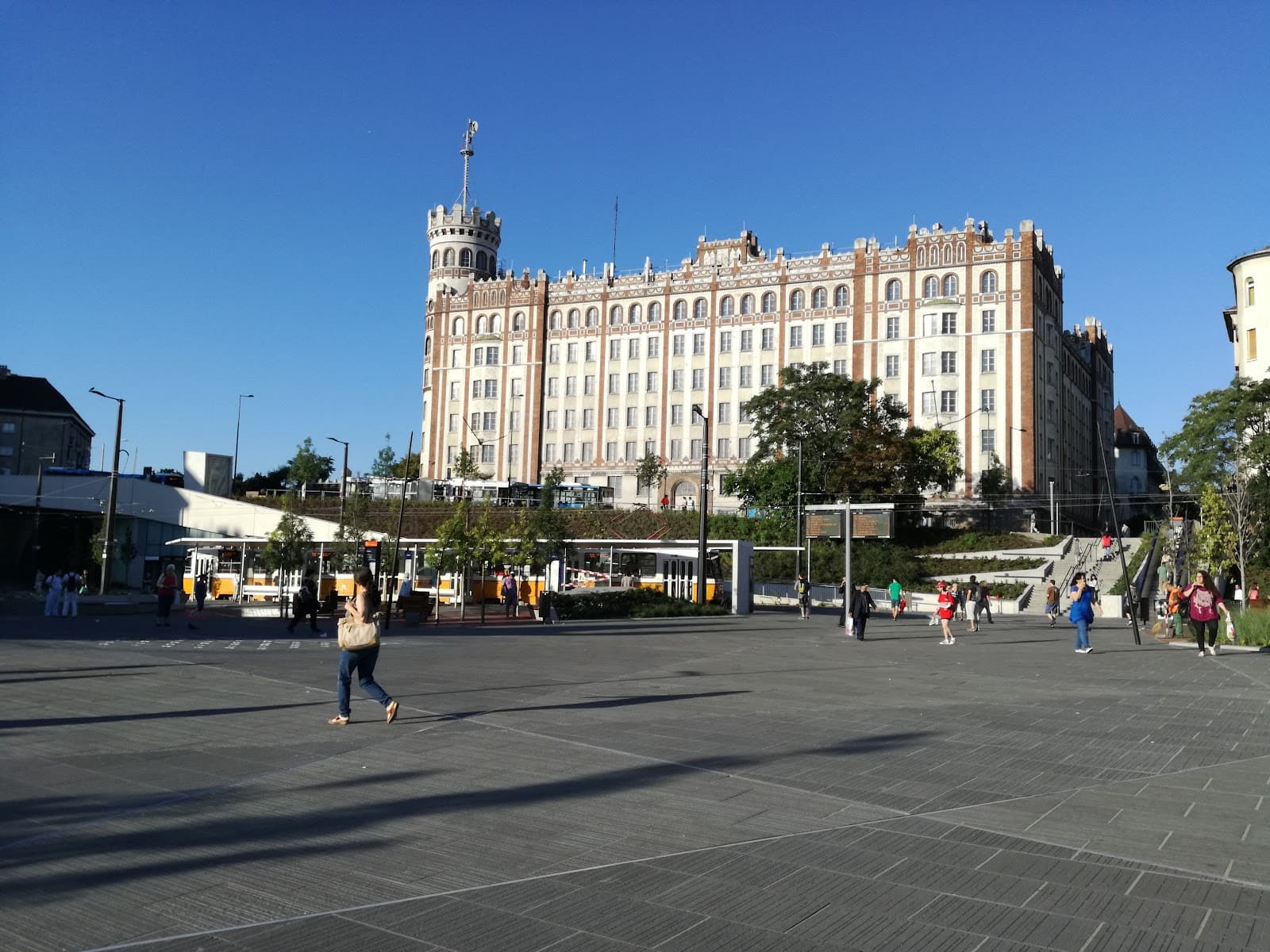 Széll Kálmán Square Budapest - Image 1
