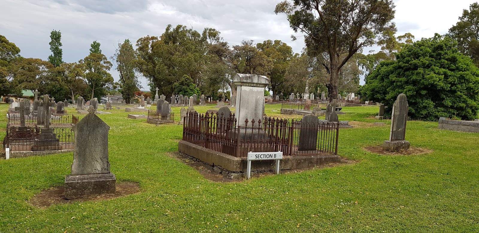 Lake Terrace Cemetery - Image 1