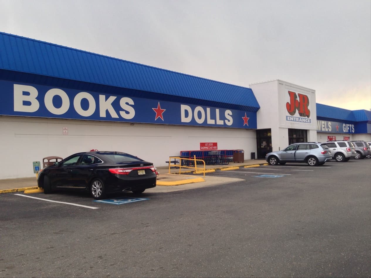 JR Cigar Outlet (Selma) - Image 1