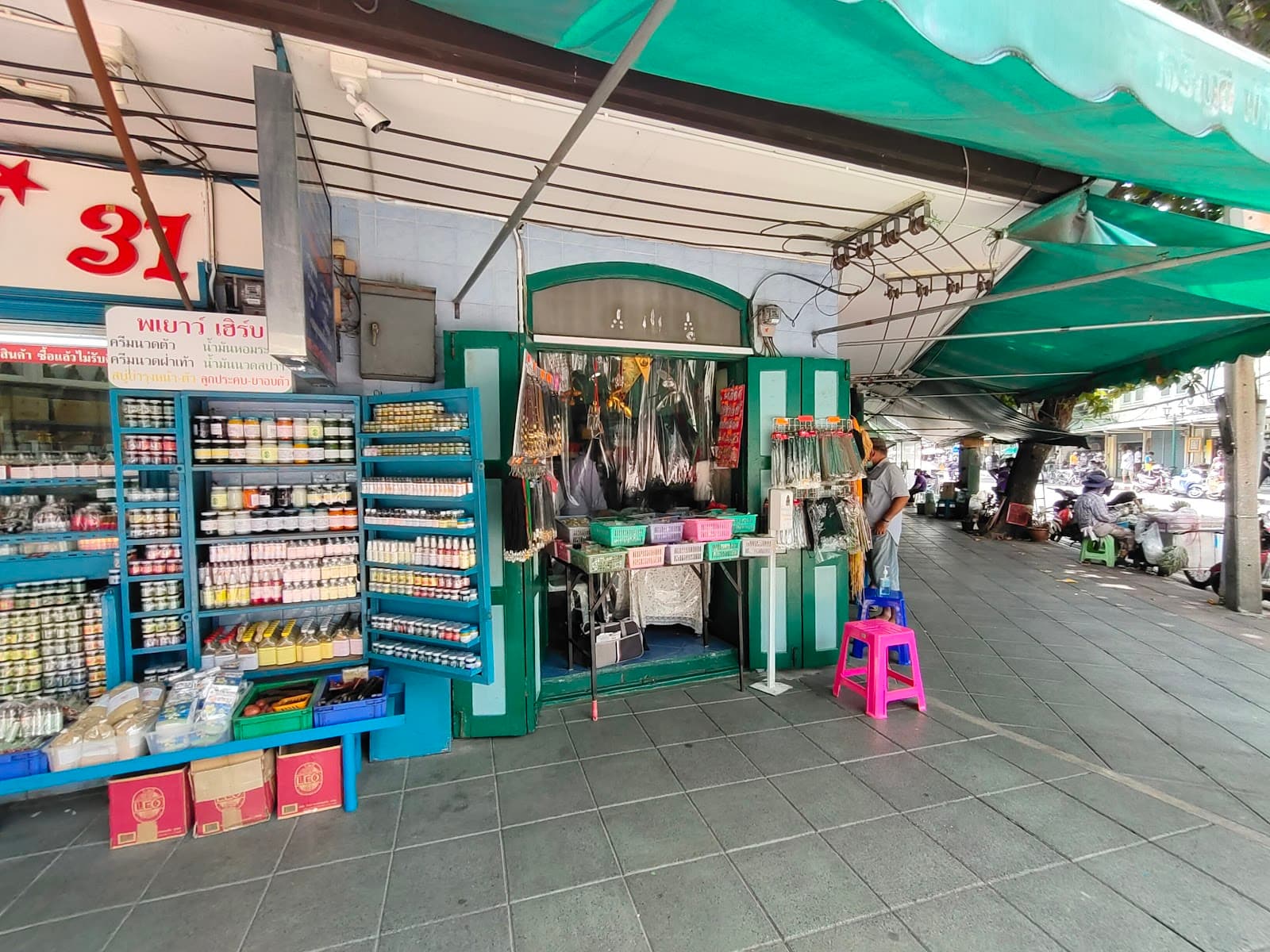 Tha Prachan Amulet Market Bangkok - Image 1
