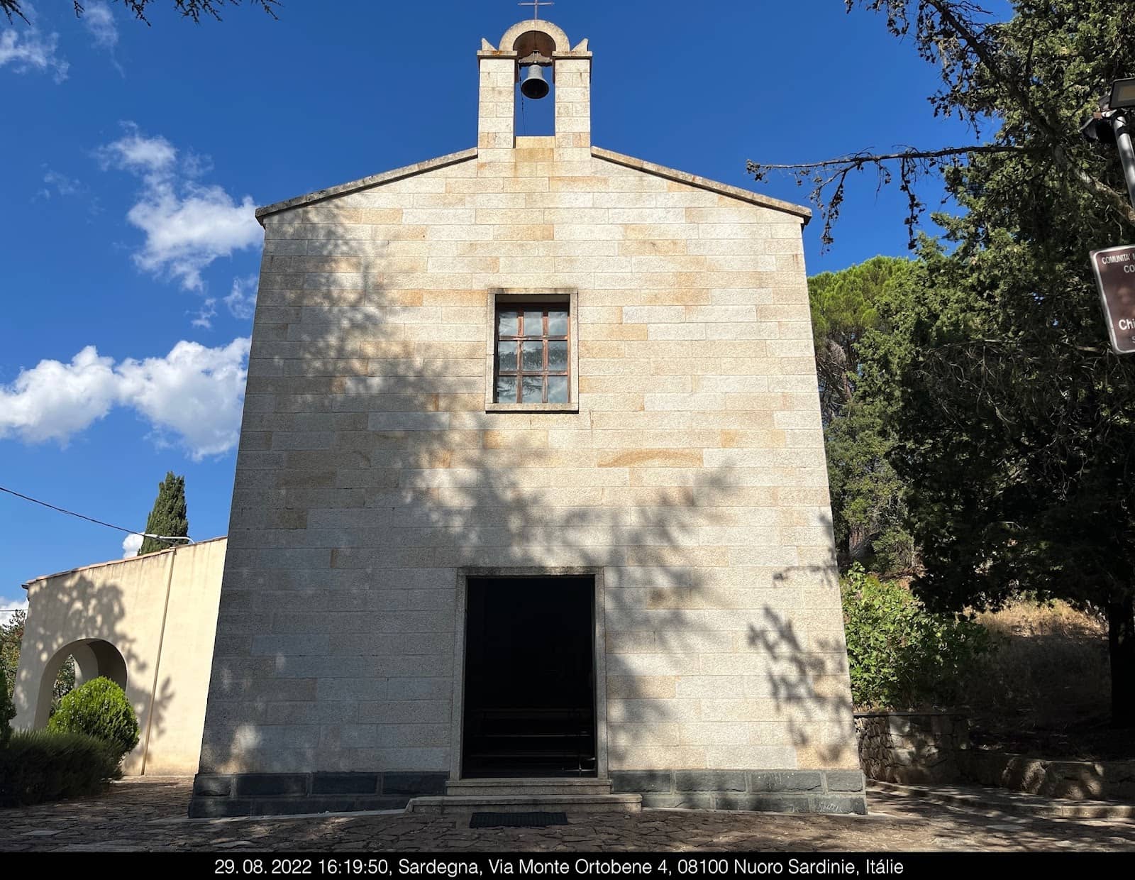 The 'Andando Via' Sculpture