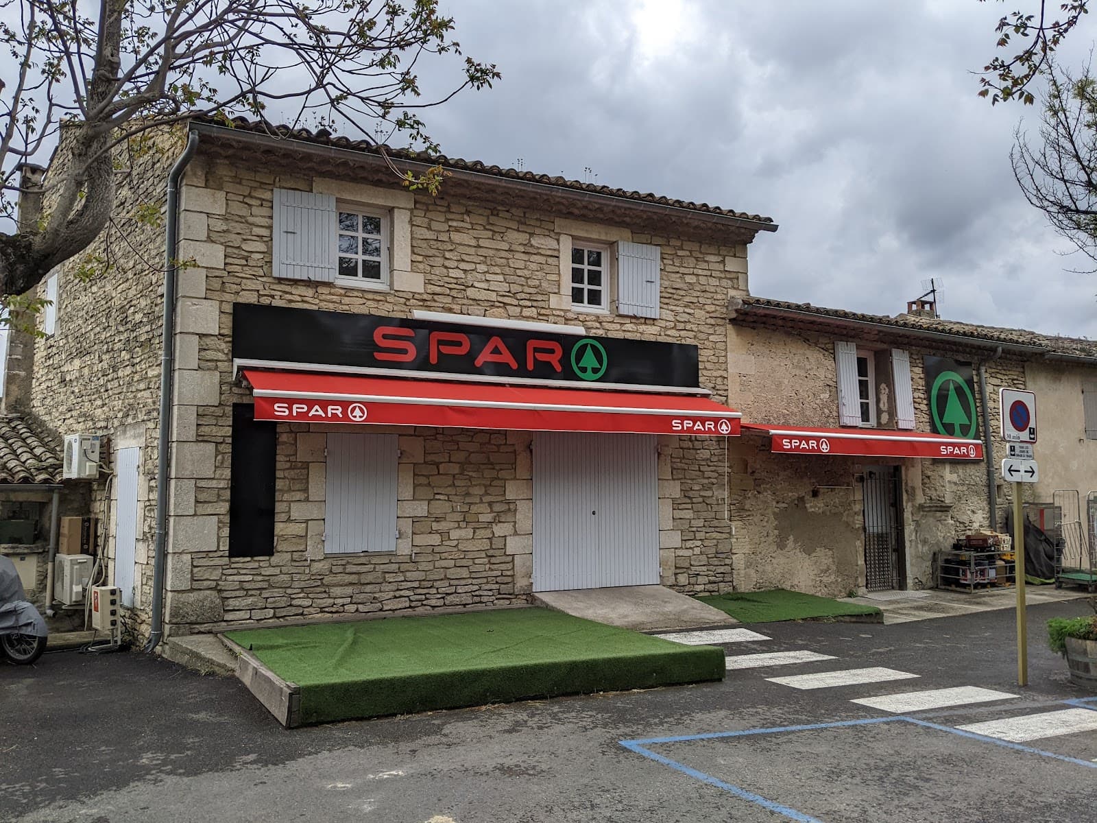 Gordes Market Tuesday - Image 1