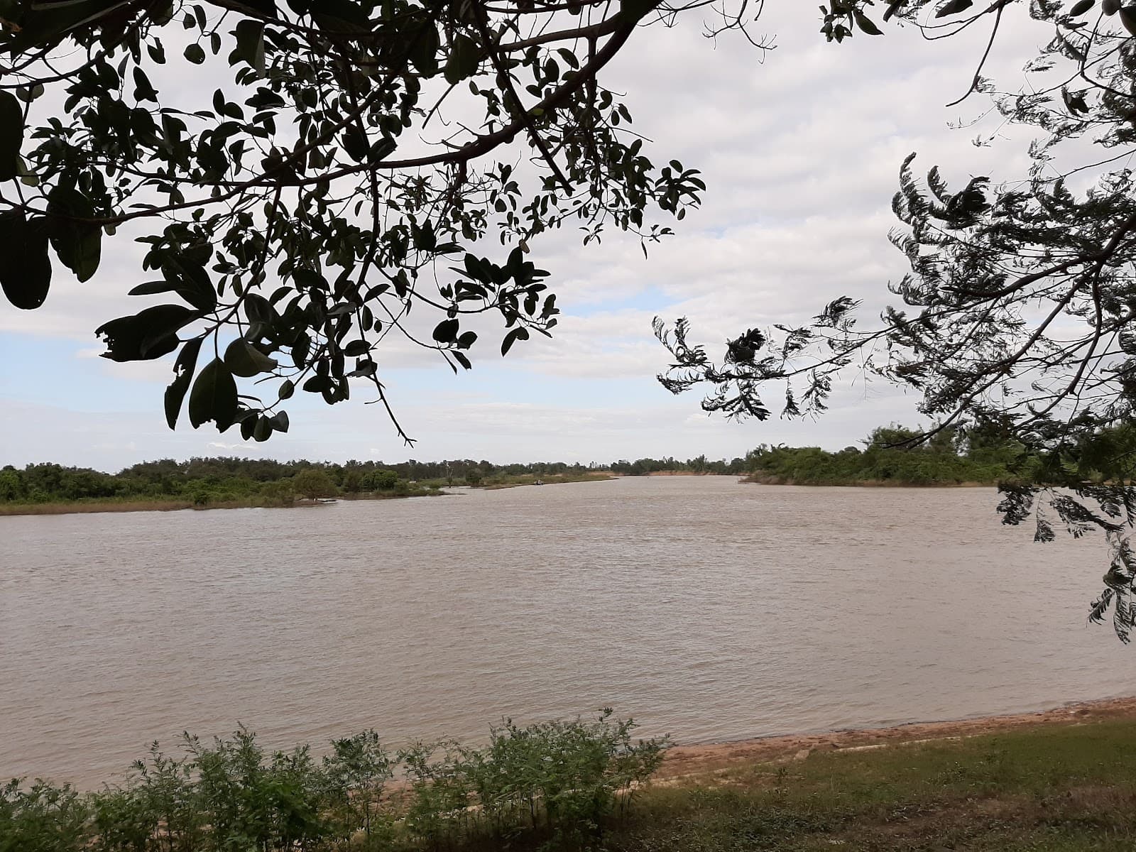 Hat Wat Tai (seasonal Mun River beach) - Image 1