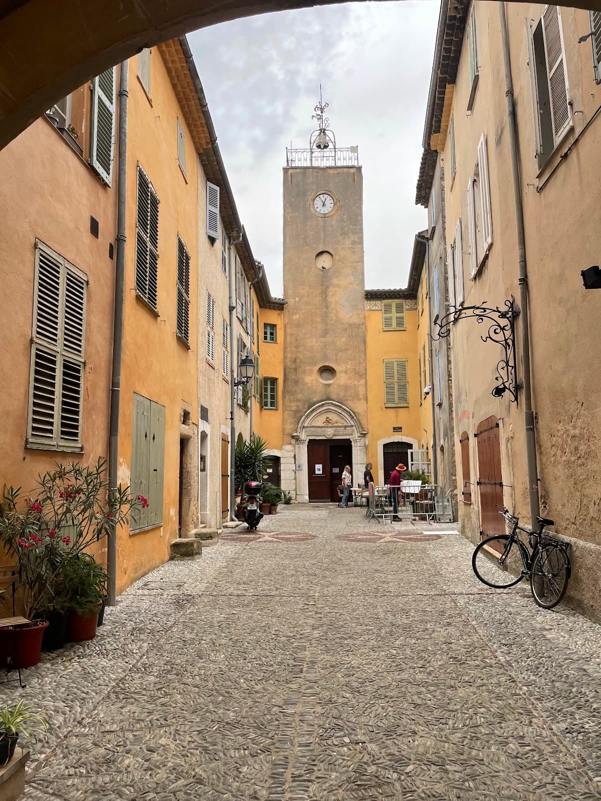 Biot Village and Glassworks - Image 1