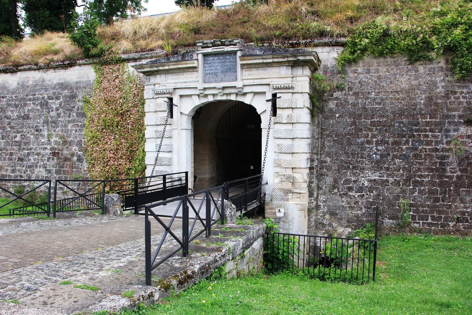 Cité médiévale (Upper Town) - Image 1