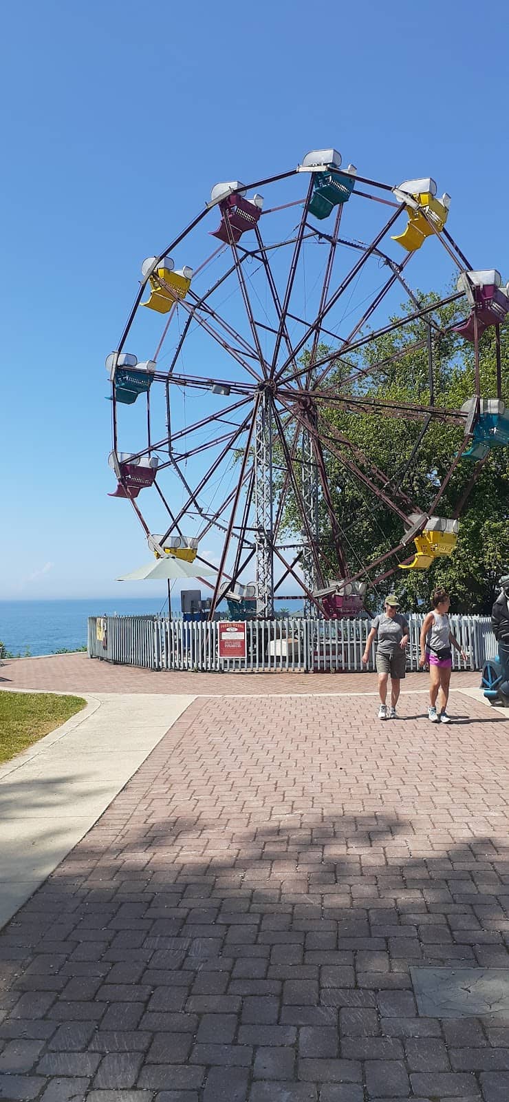 Live Music & Eateries