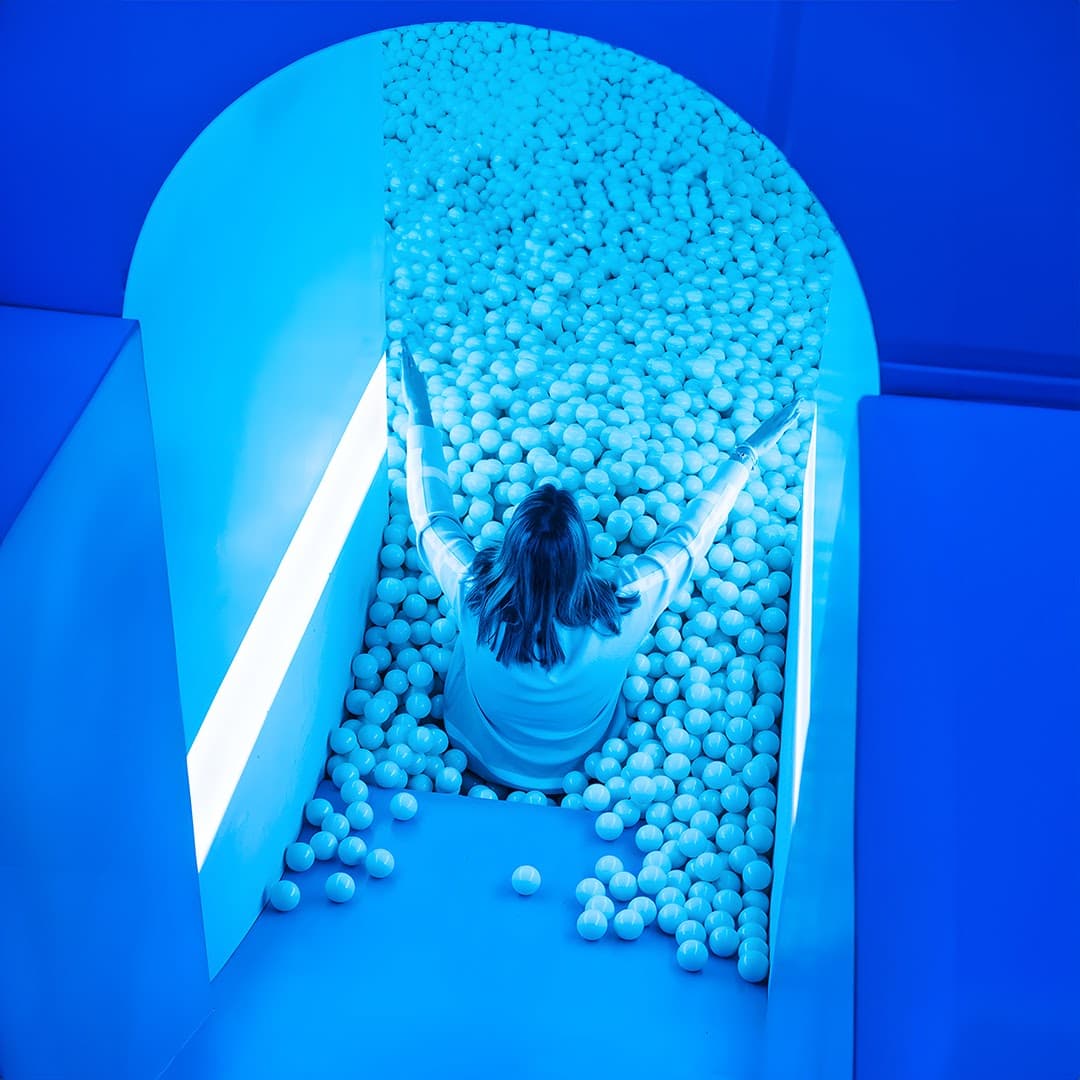 Color Hotel World - Image 1