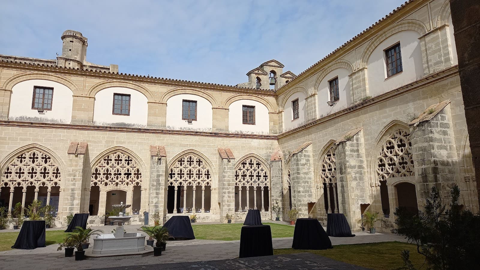 Claustros de Santo Domingo - Image 1