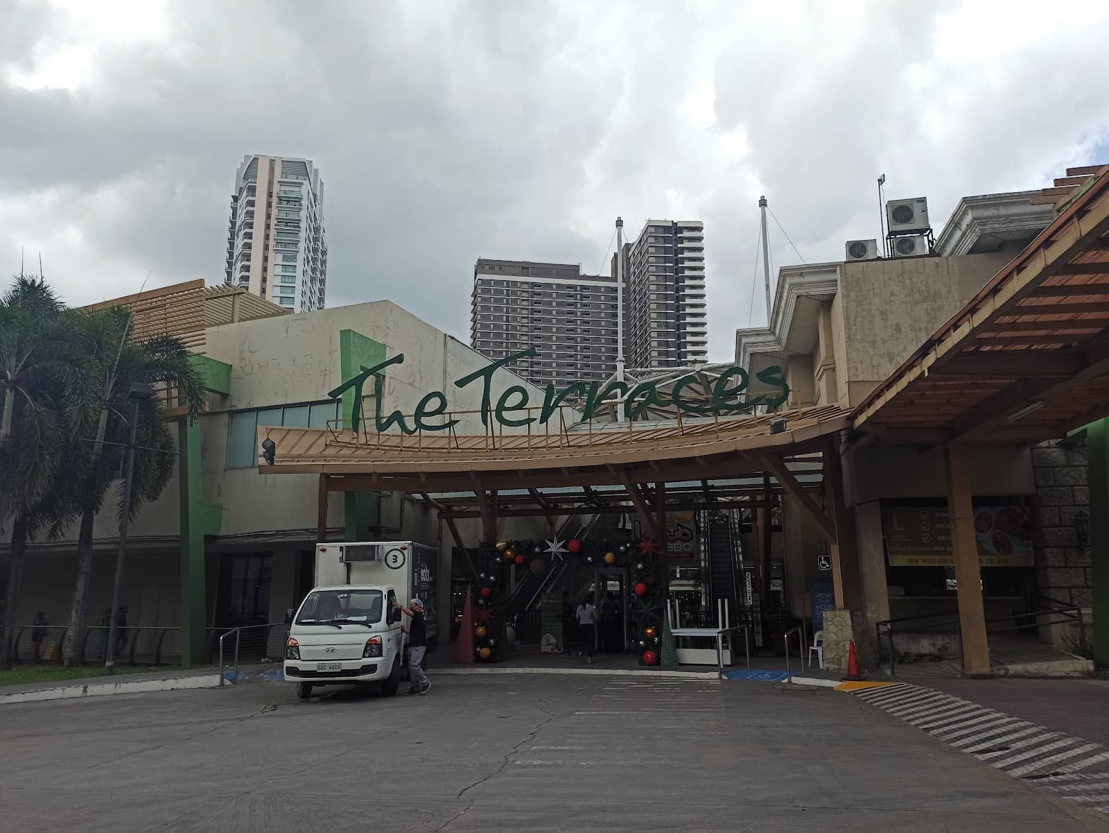 Chic Shopping & Dining