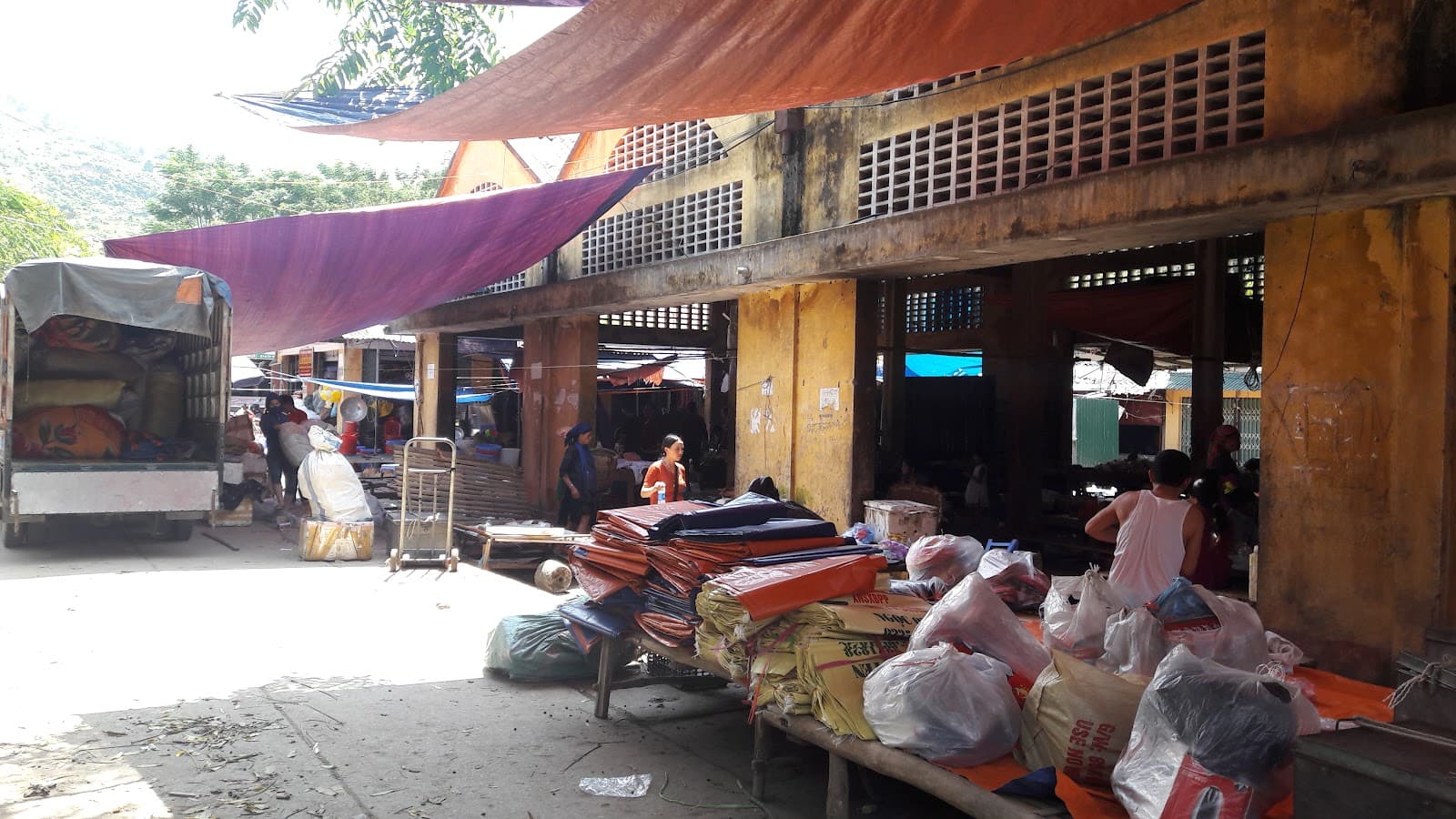 Muong Hum Sunday Market - Image 1