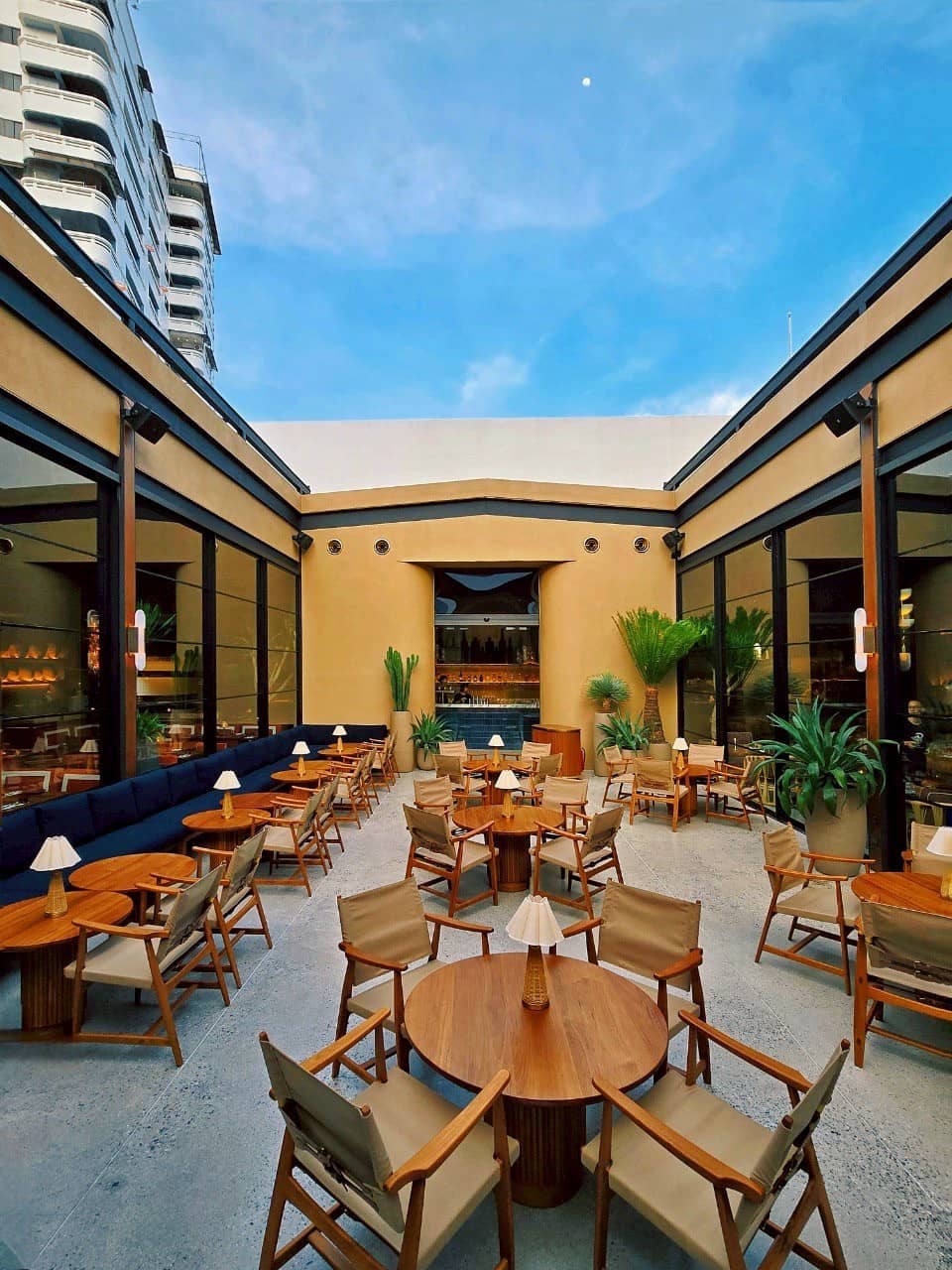 Live Music & Ambiance