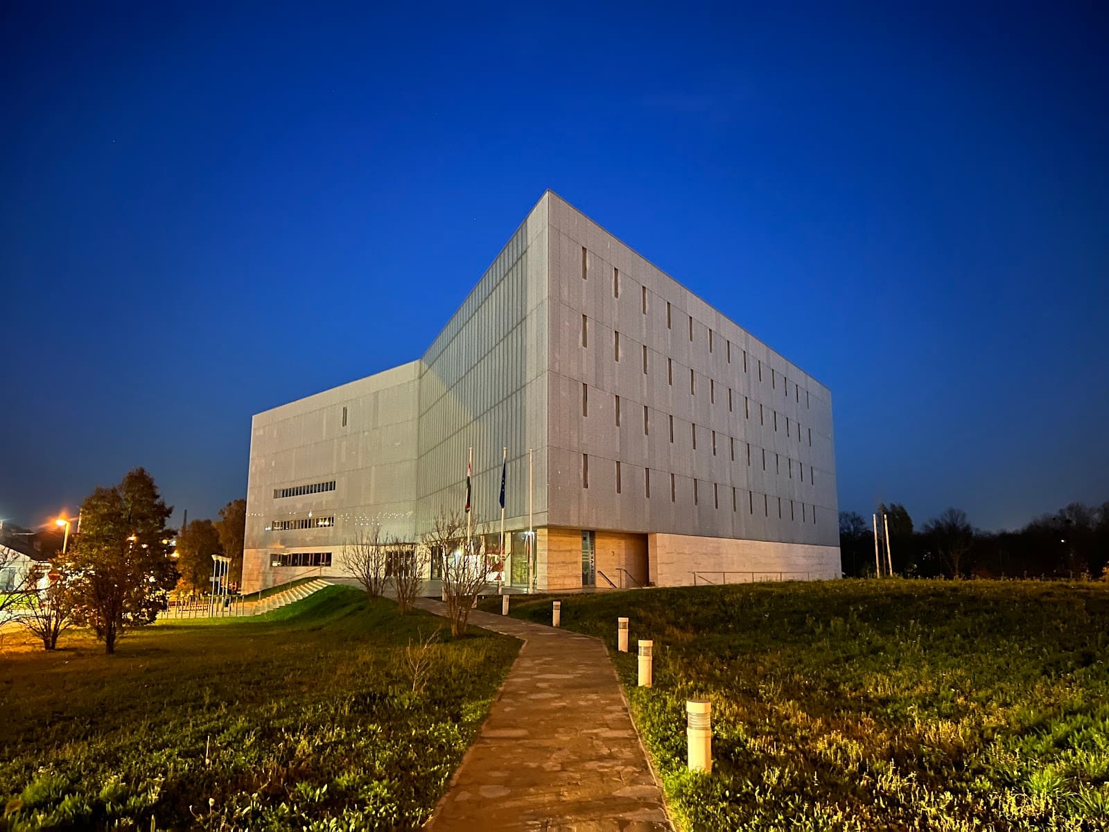 Knowledge Centre Tudásközpont - Image 1