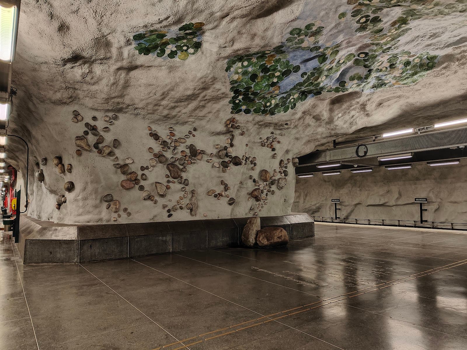 NĂ€ckrosen Metro Art - Image 1