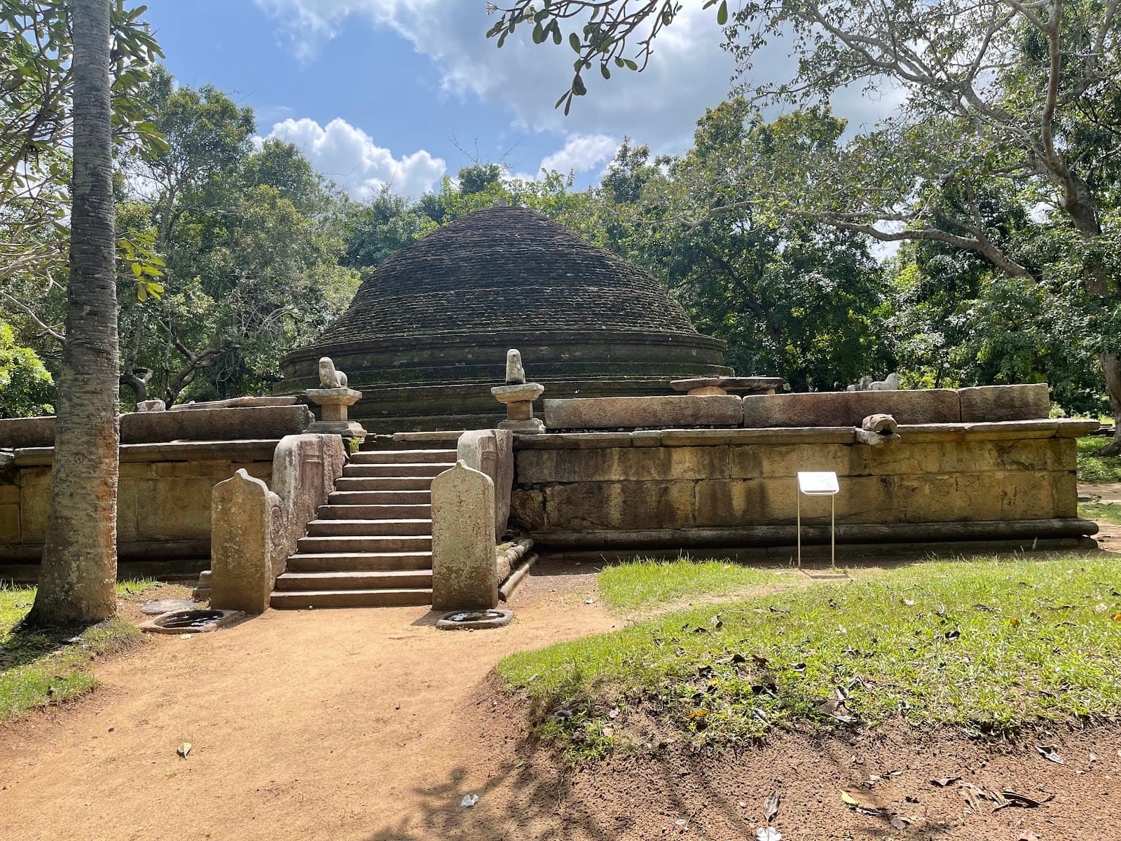 Magul Maha Viharaya (Lahugala) - Image 1