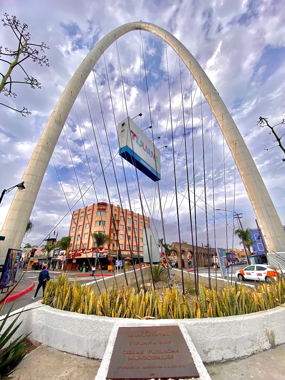 Monumental Arch Arco y Reloj - Image 1