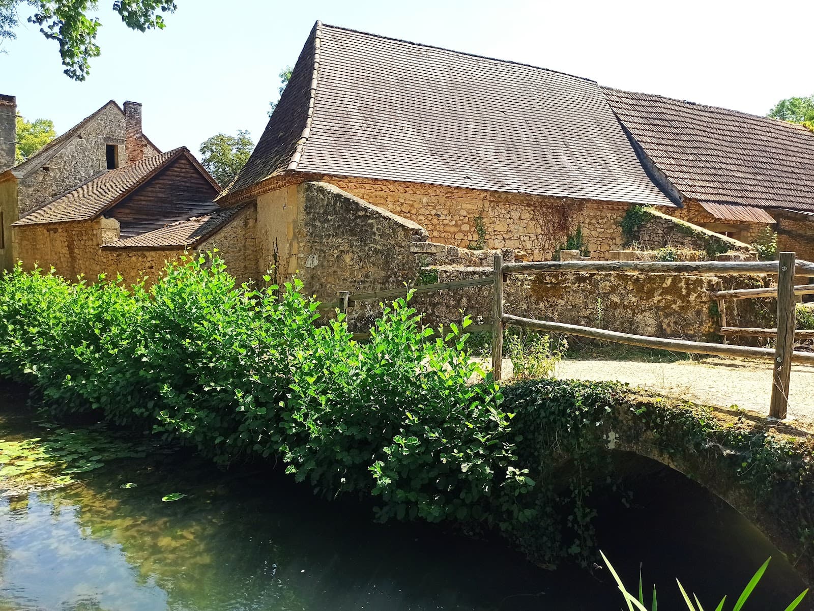 Le Moustier Rock Shelters - Image 1