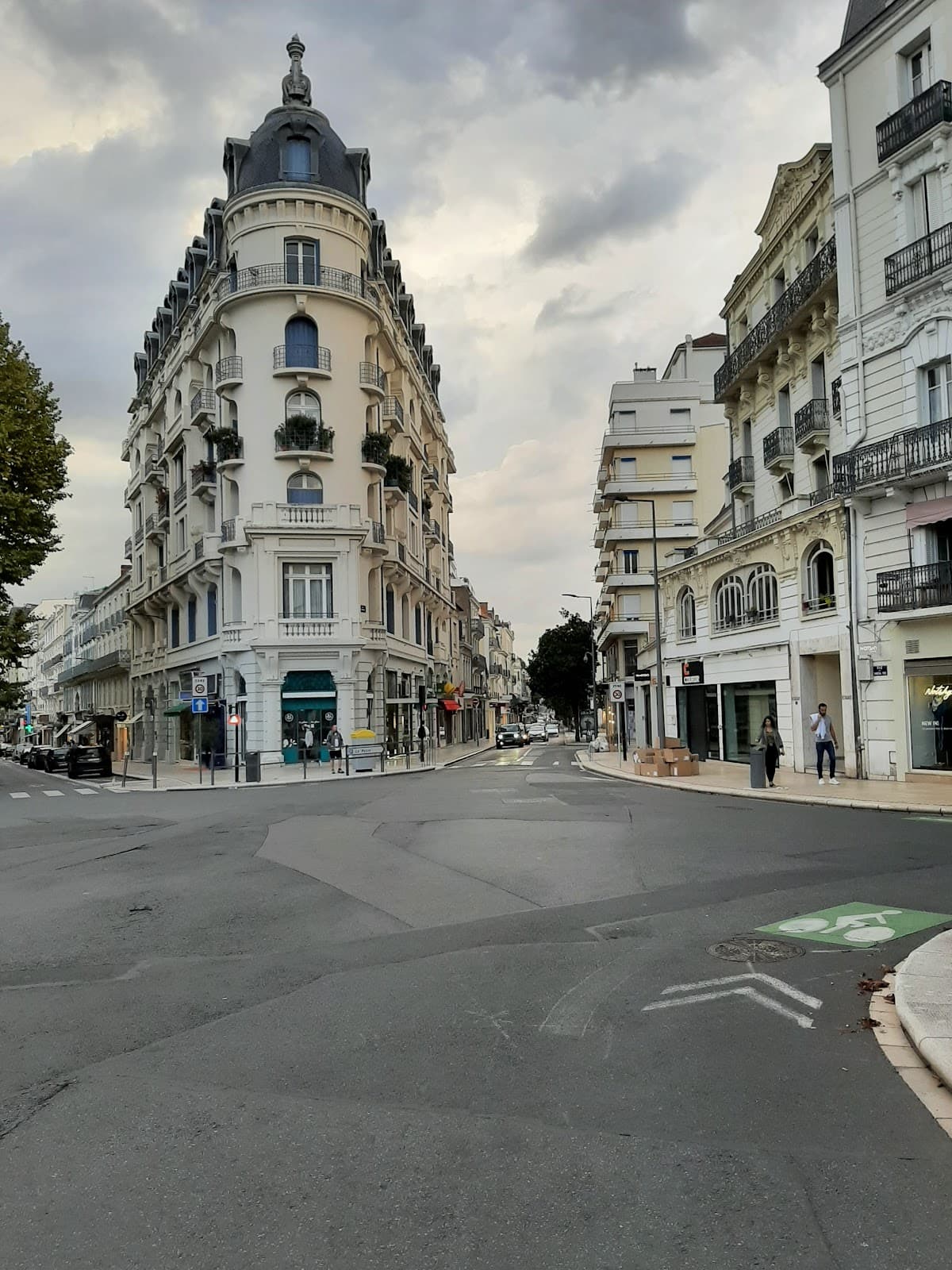 Rue Georges Clemenceau Vichy - Image 1