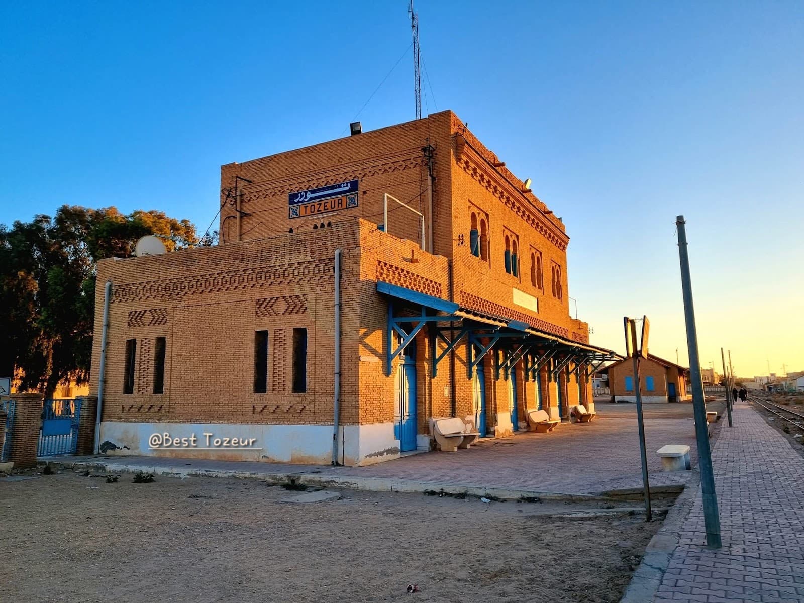 Le Lézard Rouge Train - Image 1