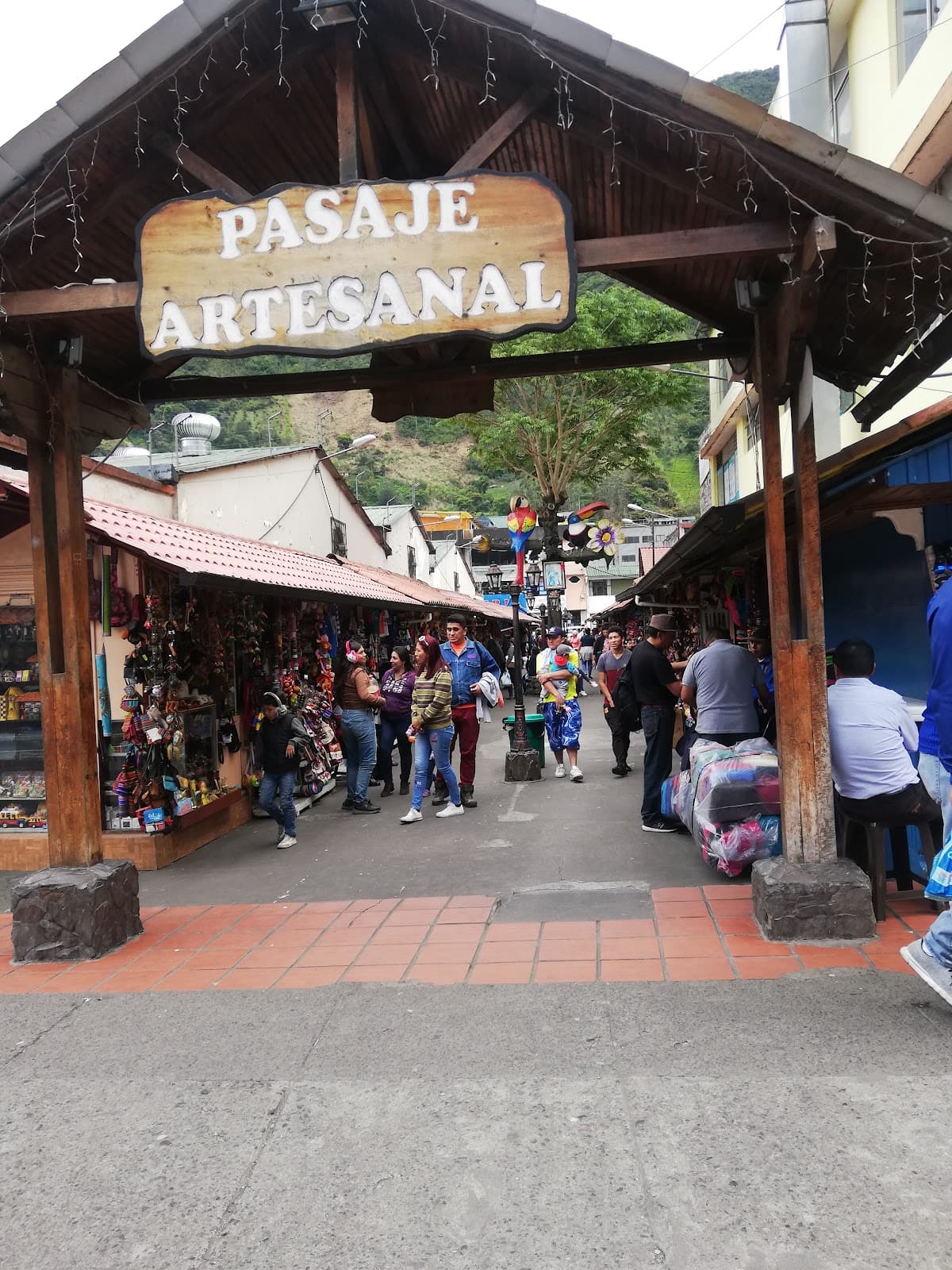 Baños Handicraft Market - Image 1