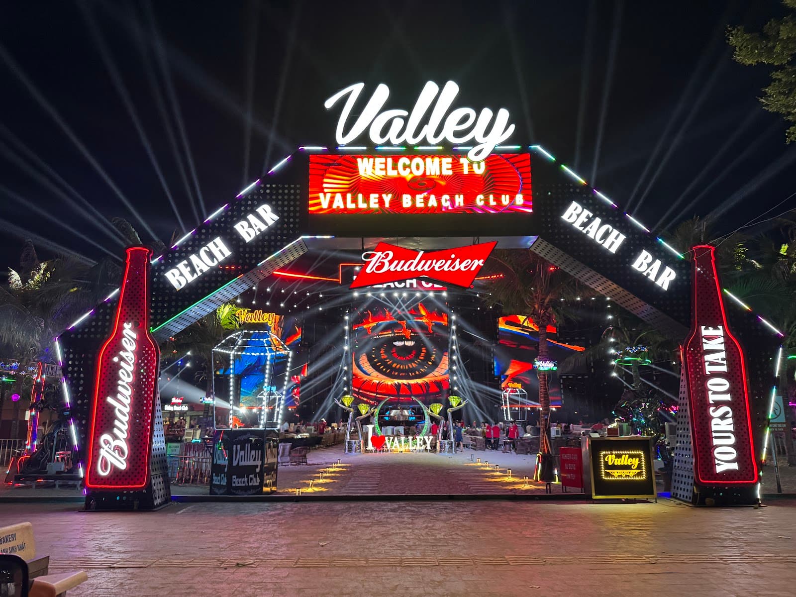 Valley Beach Club - Image 1