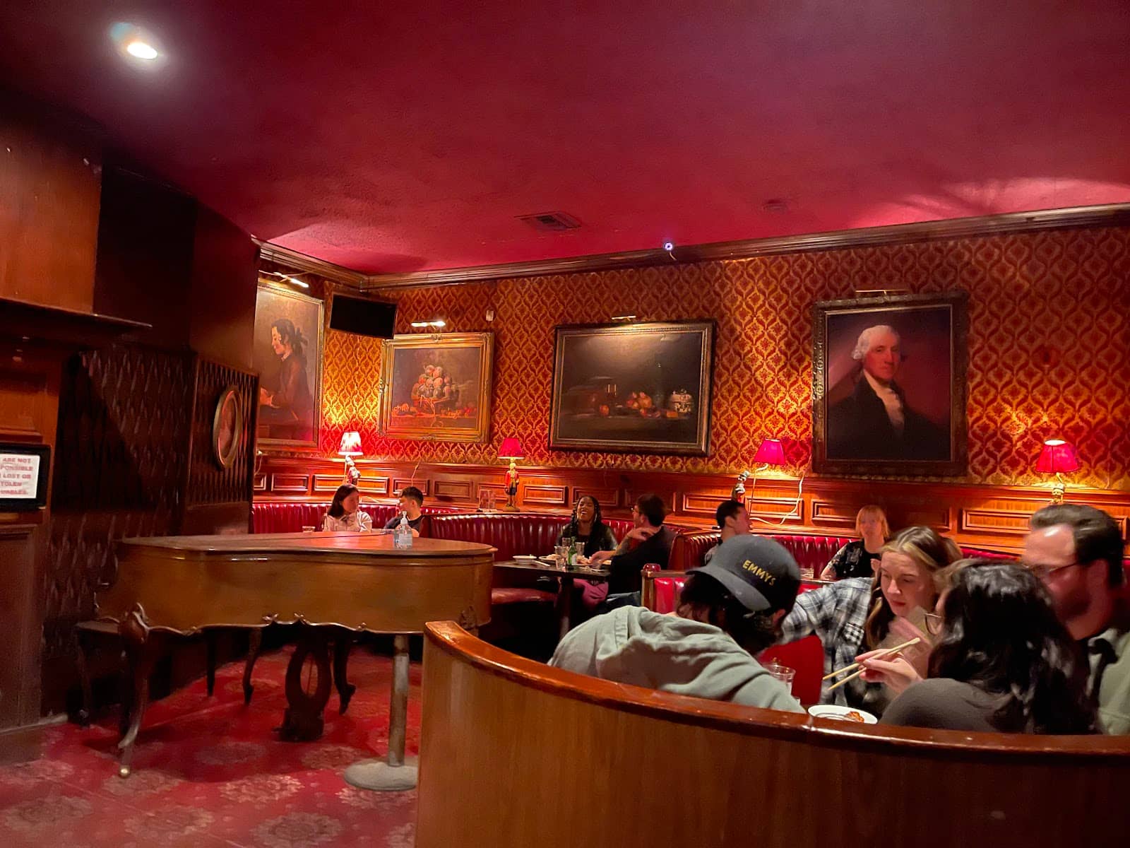 Old Hollywood Ambiance