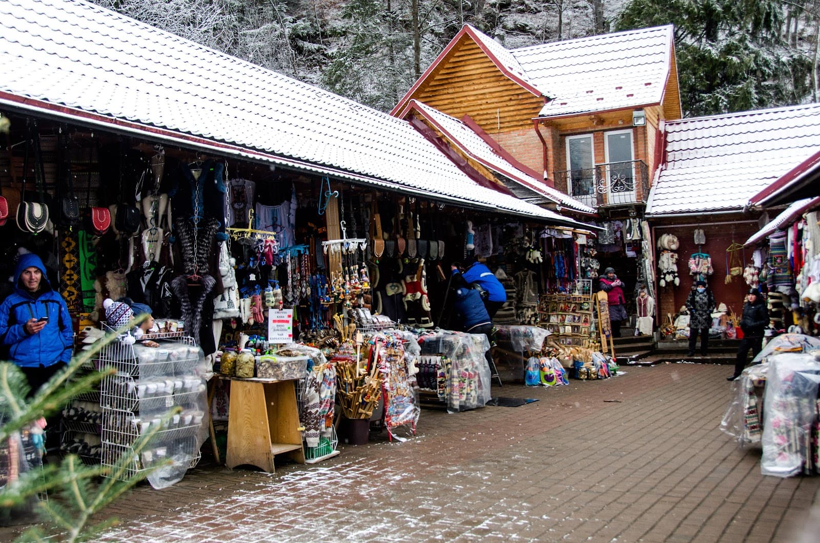 Yaremche Souvenir Market - Image 1