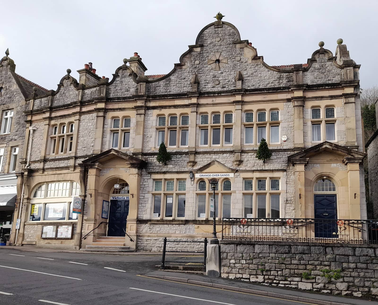 The Hall's Architecture