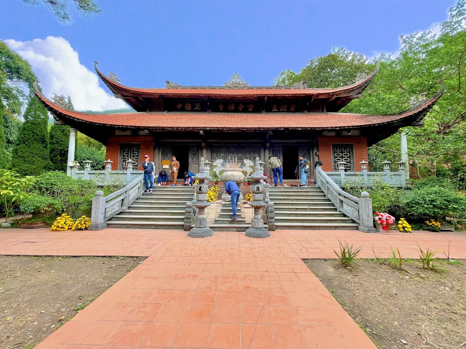 Loi Am Pagoda Ha Long - Image 1