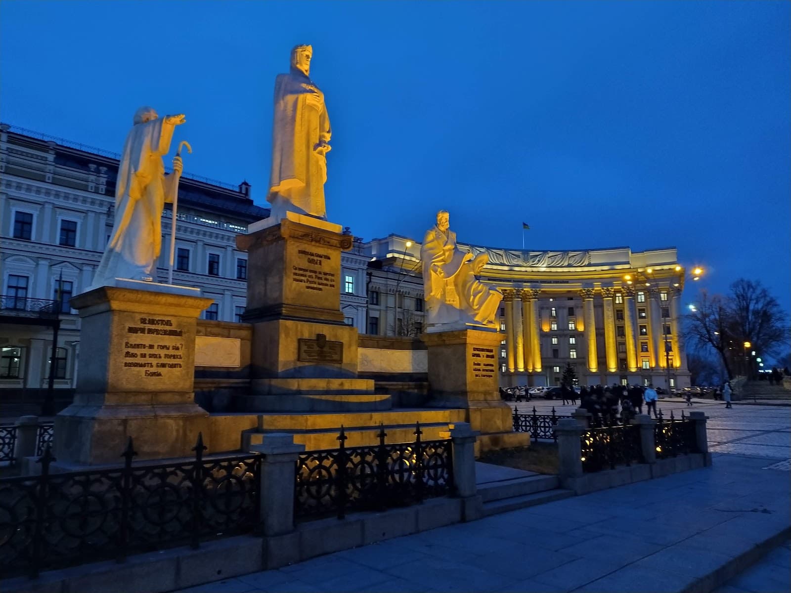Mykhailivska Square - Image 1