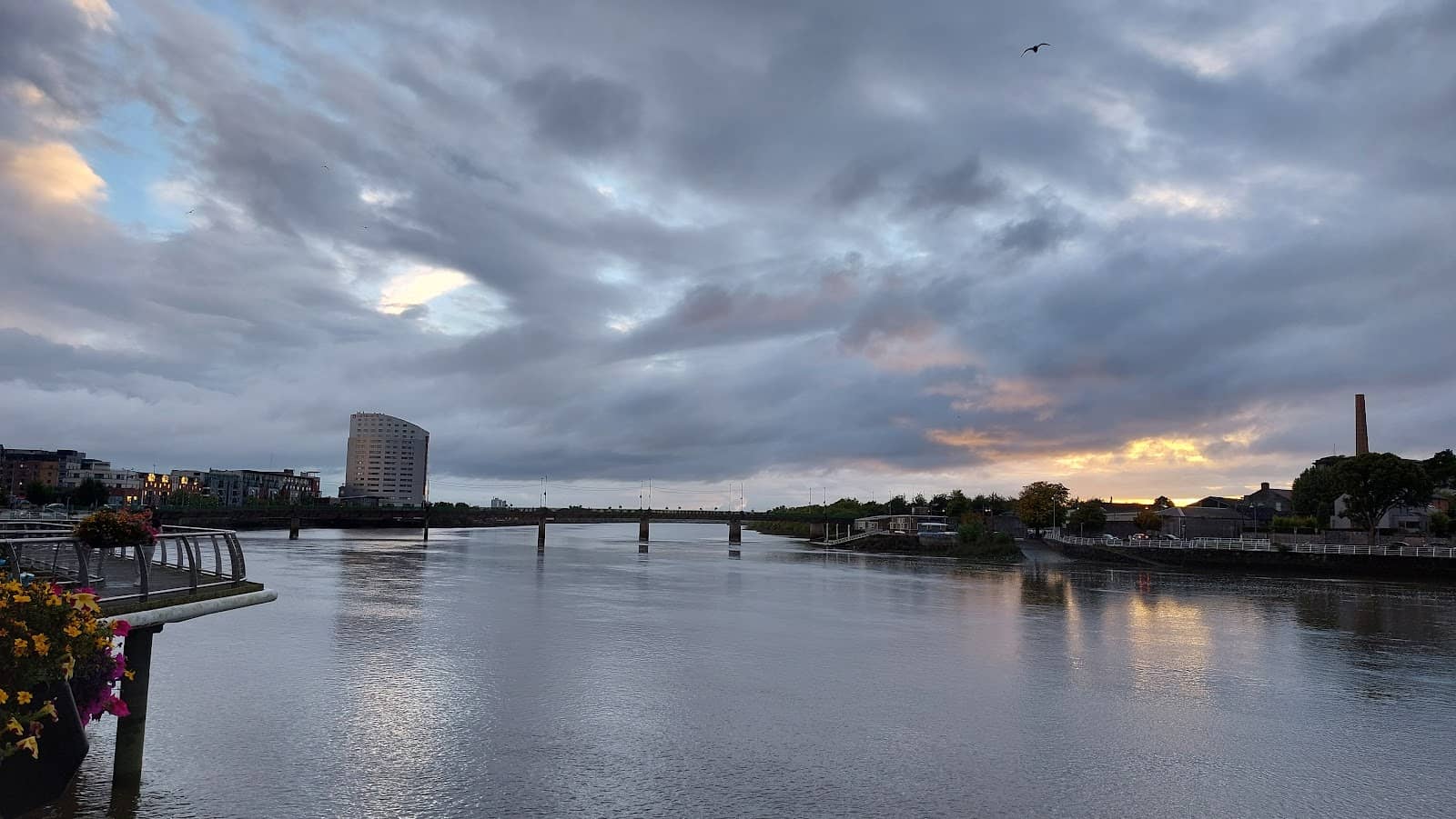 Local Pubs & Eateries