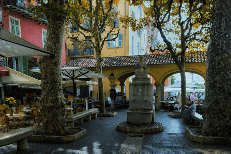 Saint-Michel Square - Image 1