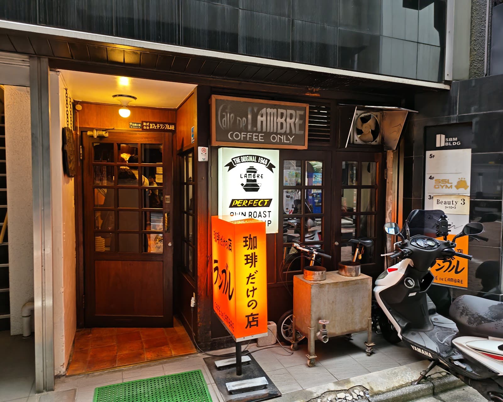 Cafe de L'Ambre - Image 1