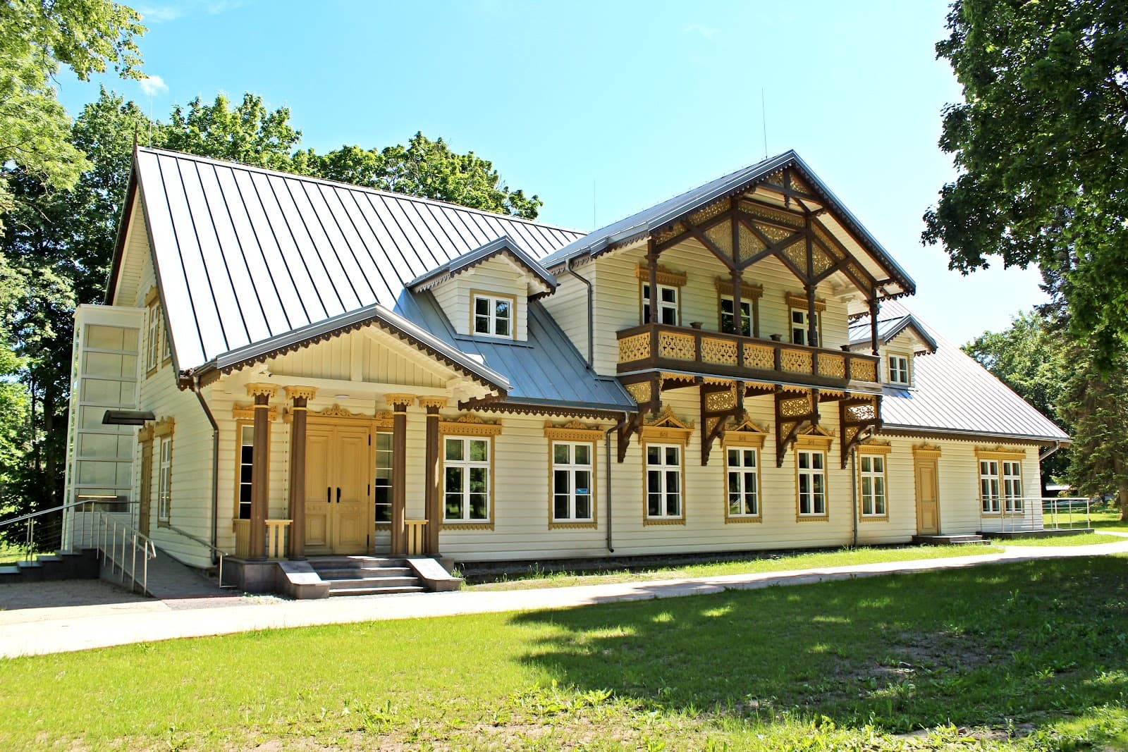 Kurtuvėnai Manor - Image 1