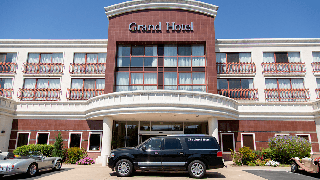 Complimentary Breakfast & Cocktail Hour