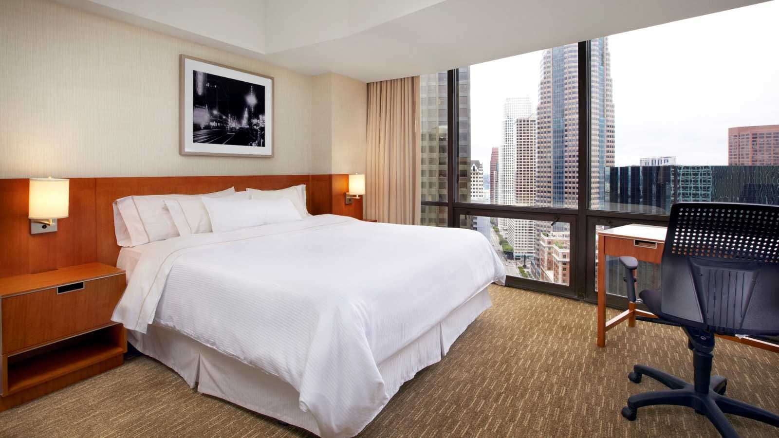 Hotel Bonaventure - Image 1